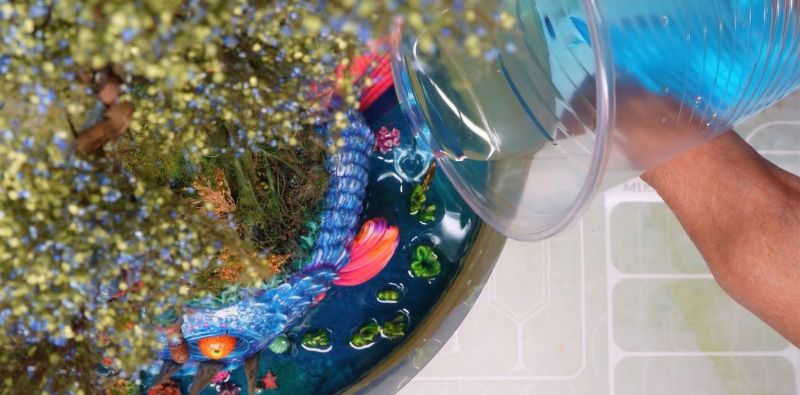 Versare la resina epossidica nel diorama